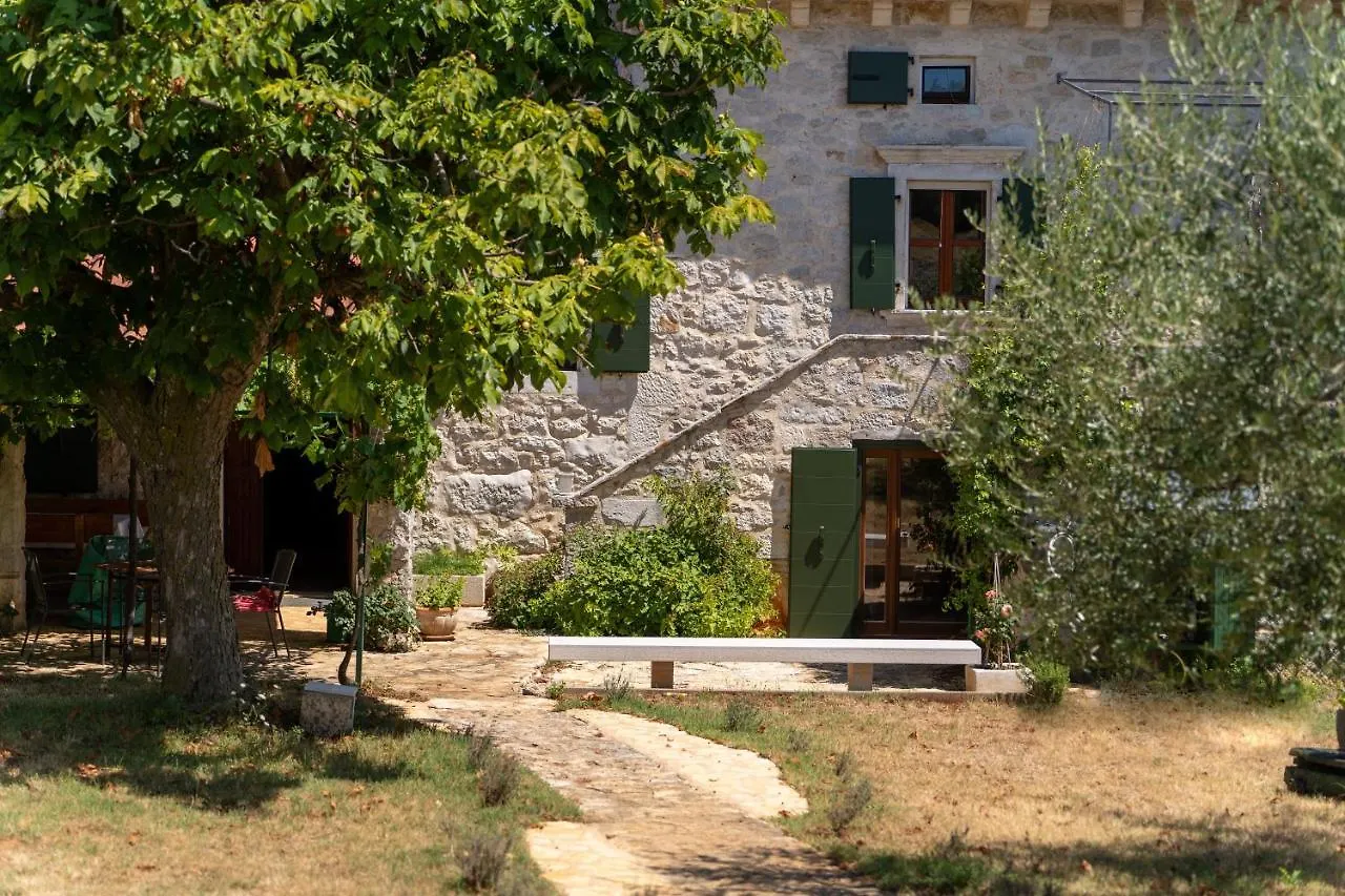 Casa-Pietra Porec Montižana بيت للعطل